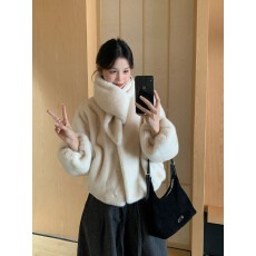 批发韩国东大门时尚毛绒冬季加厚宽松灯笼袖毛毛配围脖短外套女