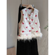 批发新中式小马刺绣米麻色马甲女秋冬外穿保暖夹棉鸵鸟毛下摆<b class='q'>背心</b>年轻