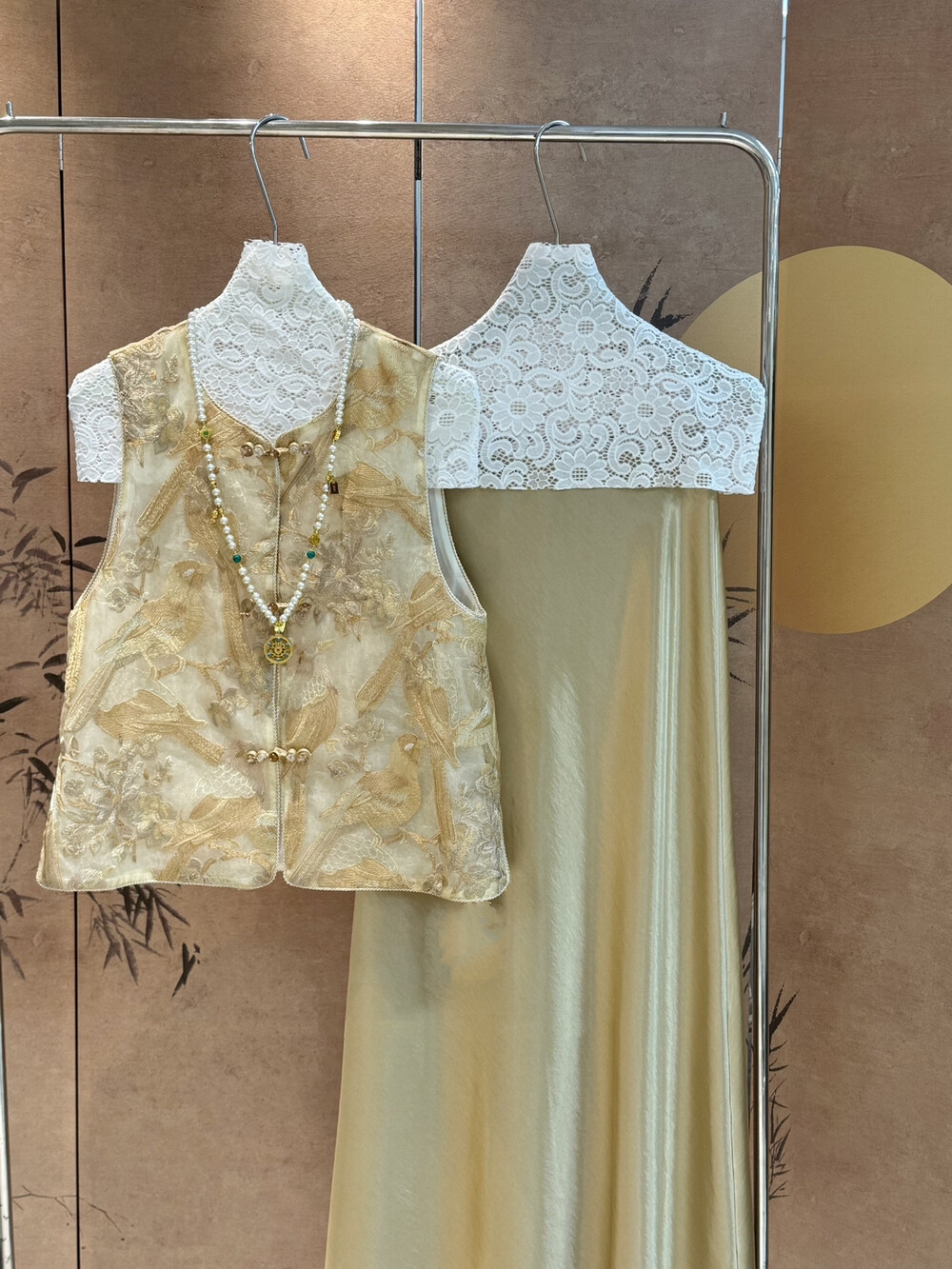 새로운 중식 무거운 작업 자수 꽃무늬 조끼 여자 2026 새로운 라운드 넥 싱글 줄 버튼 민소매 외부 가져 가라. 고급 센스 조끼