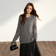 批发实拍仿水<b class='q'>貂绒</b>灰色套头毛衣女秋冬新款慵懒软糯圆领针织衫