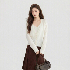 批发实拍韩系穿搭两件套V领杏色针织<b class='q'>开衫</b>女早春慵懒风设计感薄款上衣