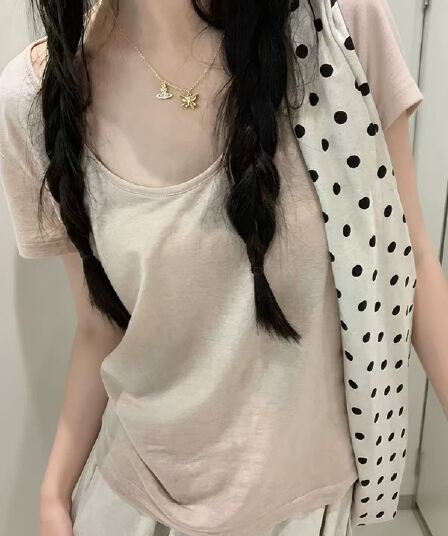 핑크색 긍정적 인 어깨 반팔 티셔츠 여성 2026 여름 새로운 슬림해 보이는 표지 고기 고유 한 Chic 아름다운 아름다운 u 칼라 맨위