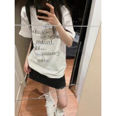 批发白色松弛感<b class='q'>字母</b>印花短袖<b class='q'>t</b><b class='q'>恤</b>女夏季圆领宽松慵懒休闲半袖上衣