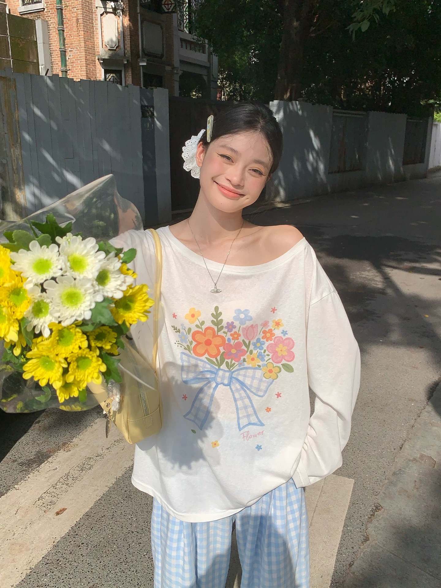 화이트 비스듬한 어깨 자외선 차단 긴팔 티셔츠 여성 여름 새로운 루즈핏 꽃 프린트 디자인 블라우스 맨위