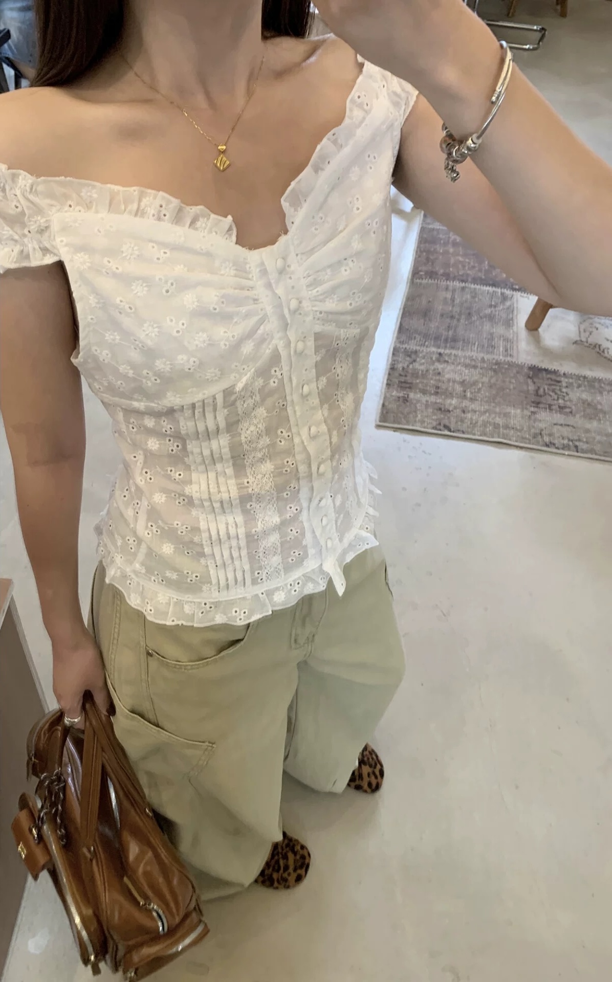 달콤함 레이스 레이스 반팔 여성 셔츠 2026 새로운 몸매 가꾸기 슬림해 보이는 홀로우 아웃 디자인 센스 맨위