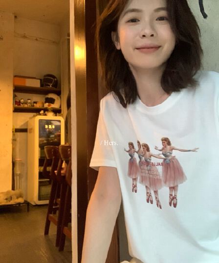 미니멀리즘 일상 캐주얼 소녀 춤추기 반팔 티셔츠