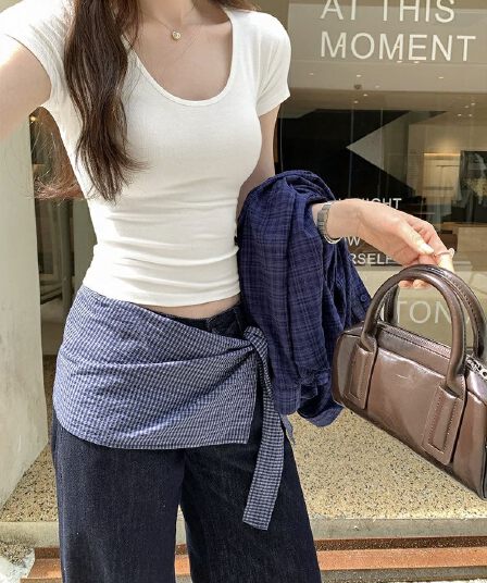 화이트 u 칼라 반팔 티셔츠 여성 여름 2026 새로운 긍정적 인 어깨 몸매 가꾸기 기초 섹션 맨위