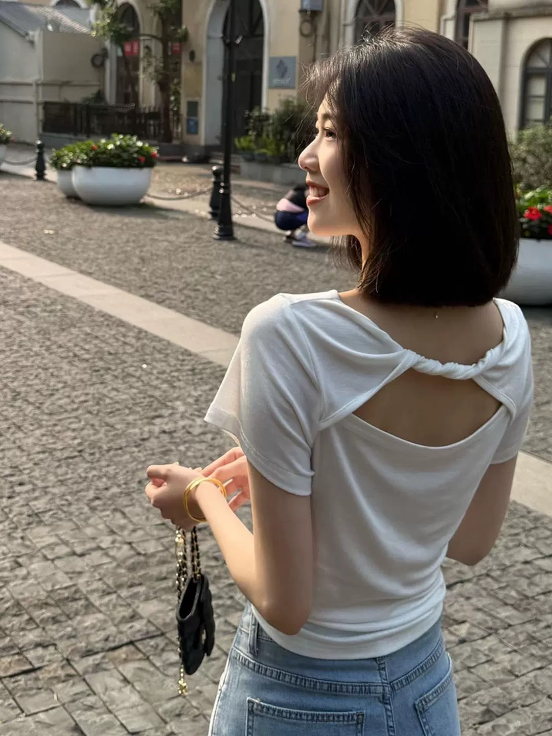 화이트 백리스 흔들다 칼라 반팔 티셔츠 여성 여름 2026 새로운 디자인 센스 몸매 가꾸기 슬림해 보이는 고유 한 맨위