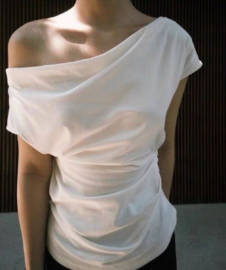 불규칙 비스듬한 어깨 보트넥 화이트 반팔 티셔츠 여성 여름 디자인 센스 슬림해 보이는 허리 수축 오프숄더 몸매 가꾸기 맨위