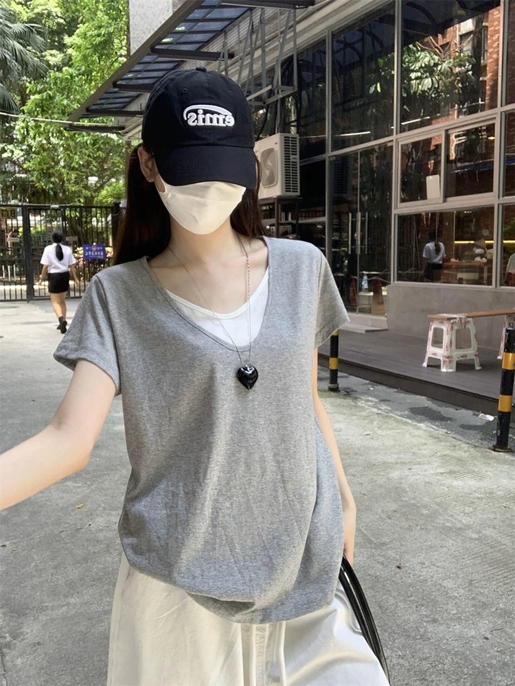 느긋한 바람 회색 페이크 레이어드 V넥 반팔 티셔츠 여성 여름 디자인 센스 루즈핏 캐주얼 느슨함 센스 긍정적 인 어깨 의류