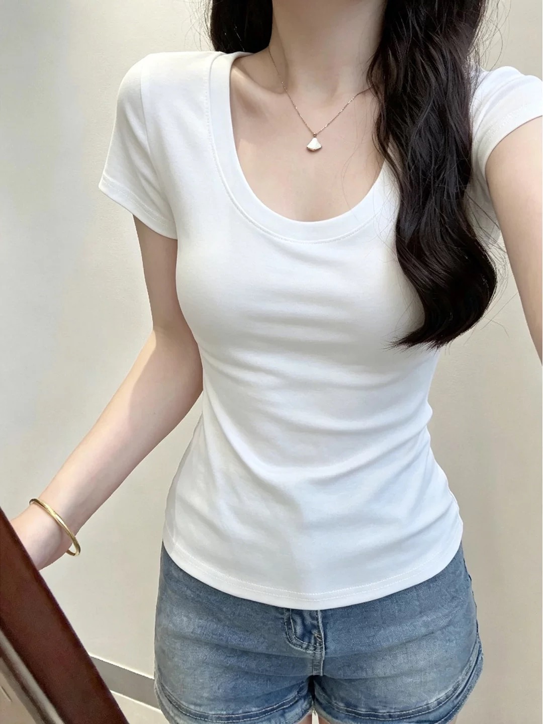 고급 센스 순면 화이트 u 칼라 반팔 티셔츠 여성 여름 미니멀리즘 기초 만나는 슬림해 보이는 몸매 가꾸기 한 부서 긍정적 인 어깨 의류