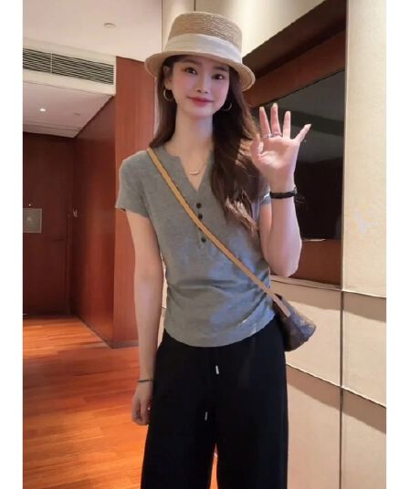 회색 V넥 긍정적 인 어깨 반 개방 칼라 반팔 티셔츠 여성 여름 2026 새로운 고유 한 몸매 가꾸기 맨위