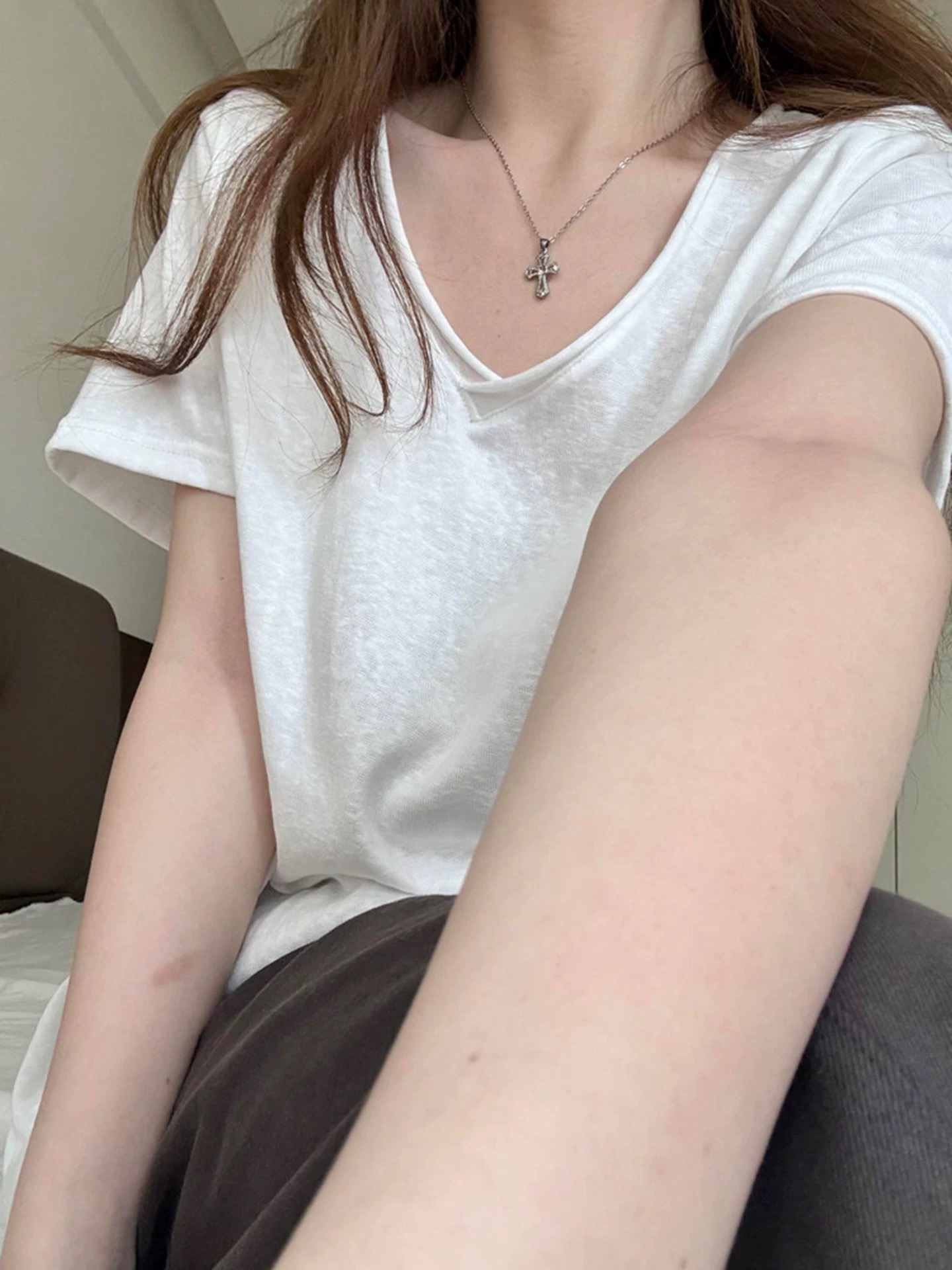 한 부서 느긋한 화이트 V넥 반팔 티셔츠 여성 여름 오래된 돈 바람 느슨함 센스 루즈핏 슬림해 보이는 다용도 긍정적 인 어깨 의류