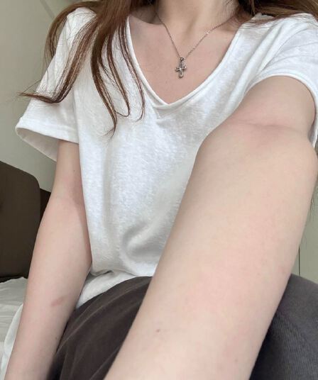 한 부서 느긋한 화이트 V넥 반팔 티셔츠 여성 여름 오래된 돈 바람 느슨함 센스 루즈핏 슬림해 보이는 다용도 긍정적 인 어깨 의류