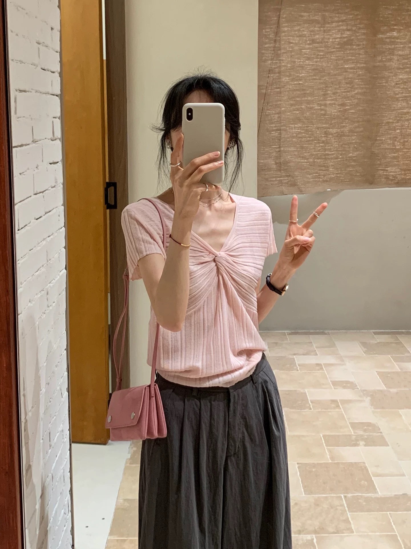 한 부서 달콤한 자매 바람 핑크색 V넥 비틀림 반팔 티셔츠 여성 여름 Chic 몸매 가꾸기 슬림해 보이는 다용도 작은 날다 소매 맨위