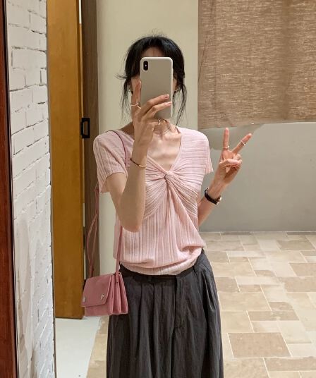 한 부서 달콤한 자매 바람 핑크색 V넥 비틀림 반팔 티셔츠 여성 여름 Chic 몸매 가꾸기 슬림해 보이는 다용도 작은 날다 소매 맨위