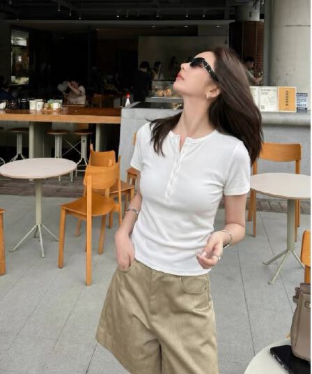 화이트 헨리 칼라 긍정적 인 어깨 반팔 티셔츠 여성 여름 2026 새로운 고유 한 아름다운 자이언트 잘 생긴 몸매 가꾸기 짧은 맨위