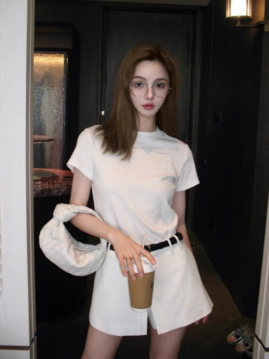 한 부서 미니멀리즘 화이트 반팔 긍정적 인 어깨 티셔츠 여성 여름 2026 새로운 고급 센스 몸매 가꾸기 슬림해 보이는 다용도 맨위