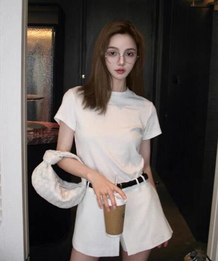 한 부서 미니멀리즘 화이트 반팔 긍정적 인 어깨 티셔츠 여성 여름 2026 새로운 고급 센스 몸매 가꾸기 슬림해 보이는 다용도 맨위