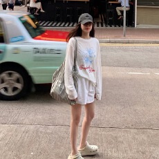 批发白色正肩印花<b class='q'>防晒</b>长袖T恤女夏季设计感宽松薄款空调罩衫气质上衣