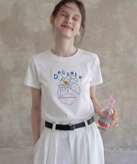 자이언트 잘 생긴 화이트 라운드 넥 알파벳 프린트 반팔 티셔츠 여성 여름 루즈핏 다용도 연령 감소 긍정적 인 어깨 의류 동정