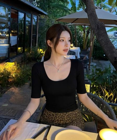 검정색 u 칼라 중간 소매 티셔츠 여성 여름 새로운 긍정적 인 어깨 핫걸 아름다운 고유 한 아름다운 꼬집기 허리 작은 맨위
