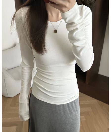 화이트 라운드 넥 긴팔 티셔츠 여성 가을 새로운 몸매 가꾸기 슬림해 보이는 기본 셔츠 인사이드 가져 가라. 긍정적 인 어깨 의류