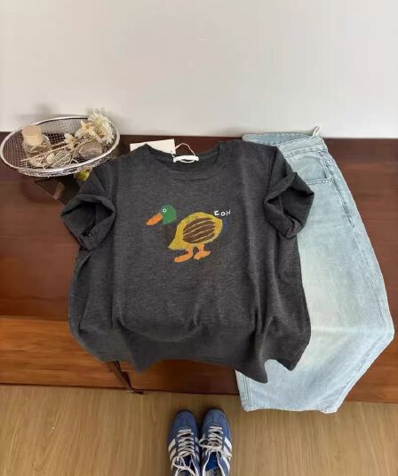 연령 감소 만화 오리 새끼 프린트 반팔 티셔츠 여성 여름 루즈핏 슬림해 보이는 캐주얼 다용도 디자인 센스 긍정적 인 어깨 의류