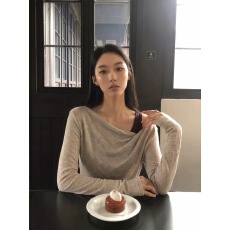 批发燕麦色不规则荡领斜肩长袖拼接吊带假两件女秋季正肩<b class='q'>宽松</b>内搭上衣