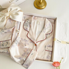 批发秋季新款轻奢家居服女冰雪丝时尚小花开扣宽松高级感<b class='q'>丝绸</b><b class='q'>睡衣</b>套装