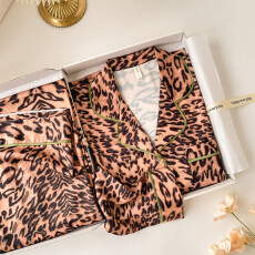 批发秋季新款轻奢家居服女冰雪丝时尚豹纹开扣宽松高级感<b class='q'>丝绸</b><b class='q'>睡衣</b>套装