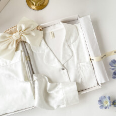 批发秋季新款轻奢家居服女提花冰雪丝时尚开扣宽松高级感<b class='q'>丝绸</b><b class='q'>睡衣</b>套装