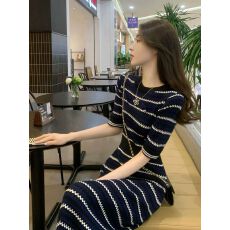 批发法式连衣裙女夏季2025年新款气质高级感条纹显瘦小香风针织裙子