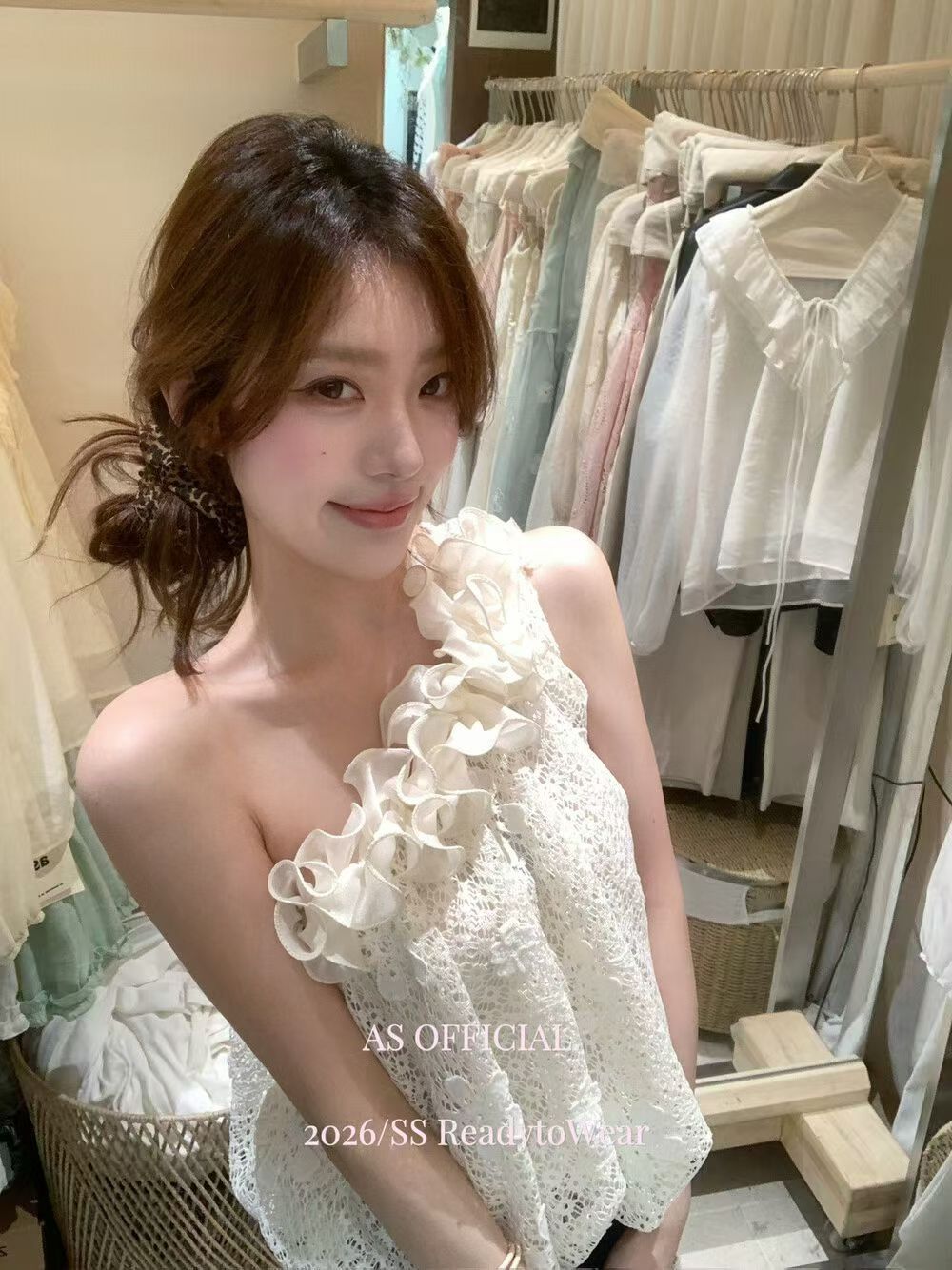 디자인 센스 자수 홀로우 아웃 레이스 레이스 비스듬한 어깨 민소매 맨위 여성 여름 프랑스식 고유 한 Chic 아름다운 작은 셔츠
