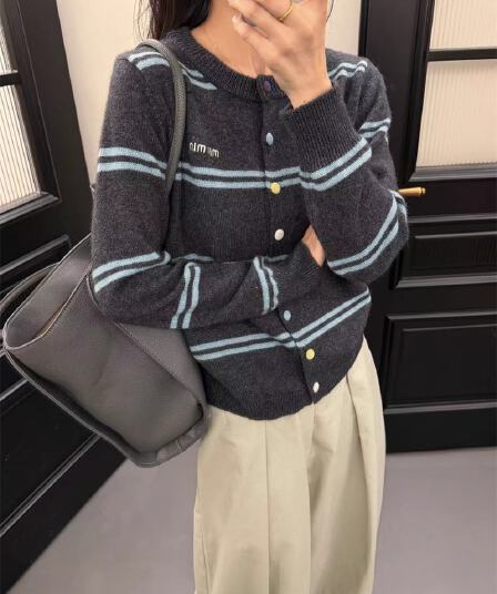 라운드 넥 스트라이프 색상 버클 알파벳 니트 오픈 가디건 1736