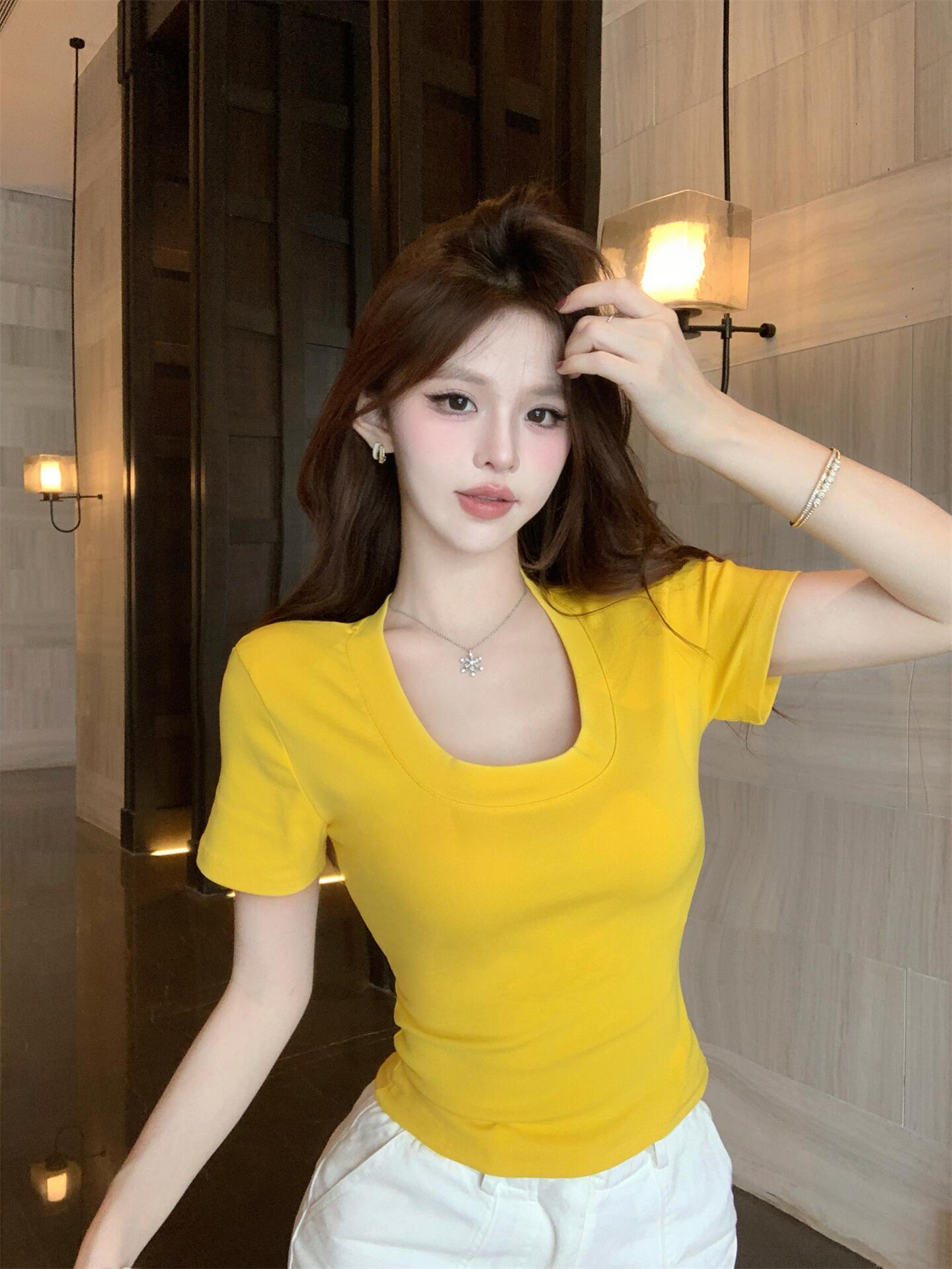 실사 정가 디자인 센스 백리스 u 칼라 반팔 티셔츠 여성 여름 패션 섹시함 핫걸 몸매 가꾸기 쇼트 스타일 맨위