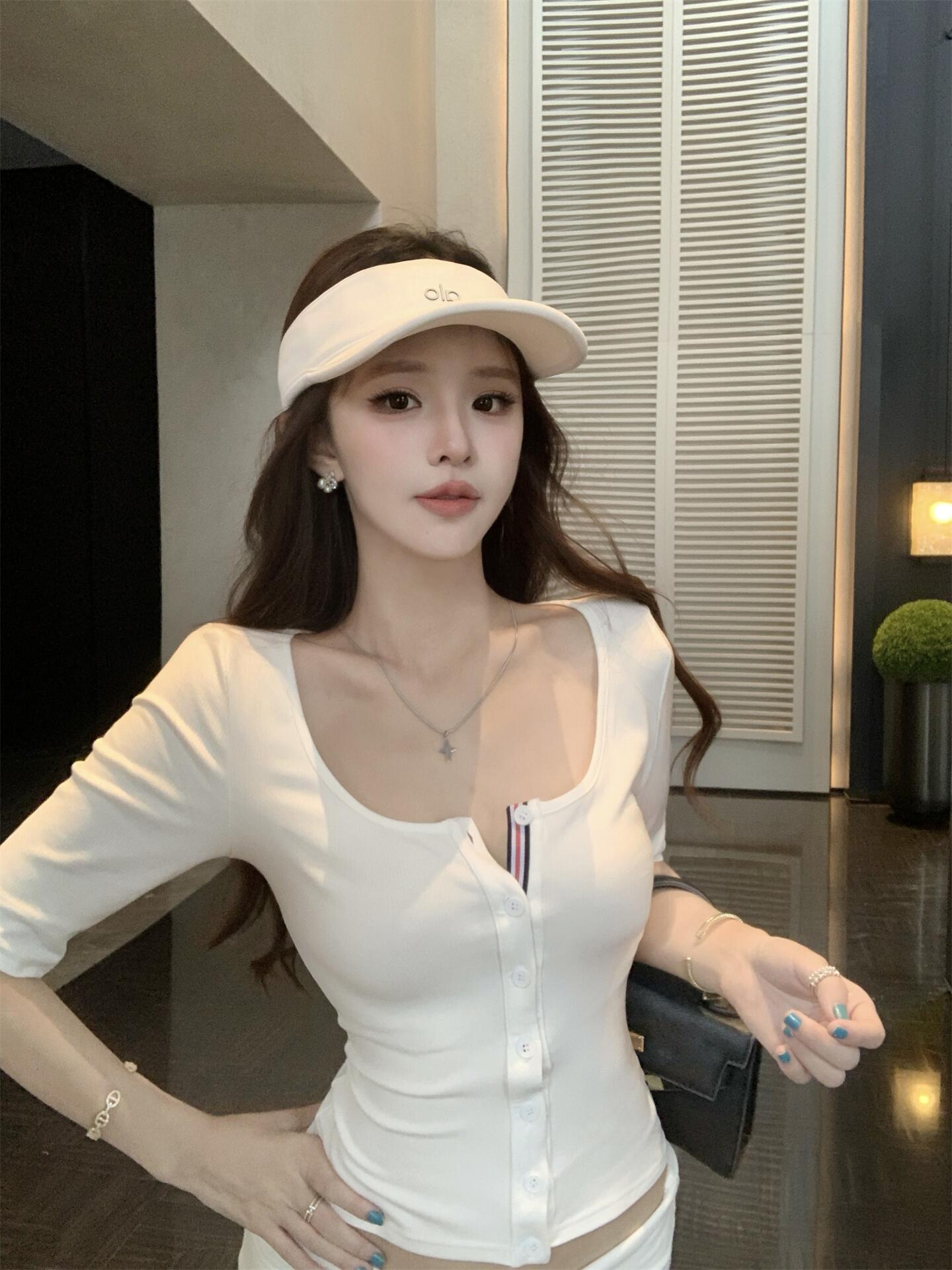 실사 정가 미니멀리즘 화이트 긍정적 인 어깨 u 칼라 5 점 소매 티셔츠 여성 여름 몸매 가꾸기 핫걸 쇼트 스타일 오픈 가디건 맨위