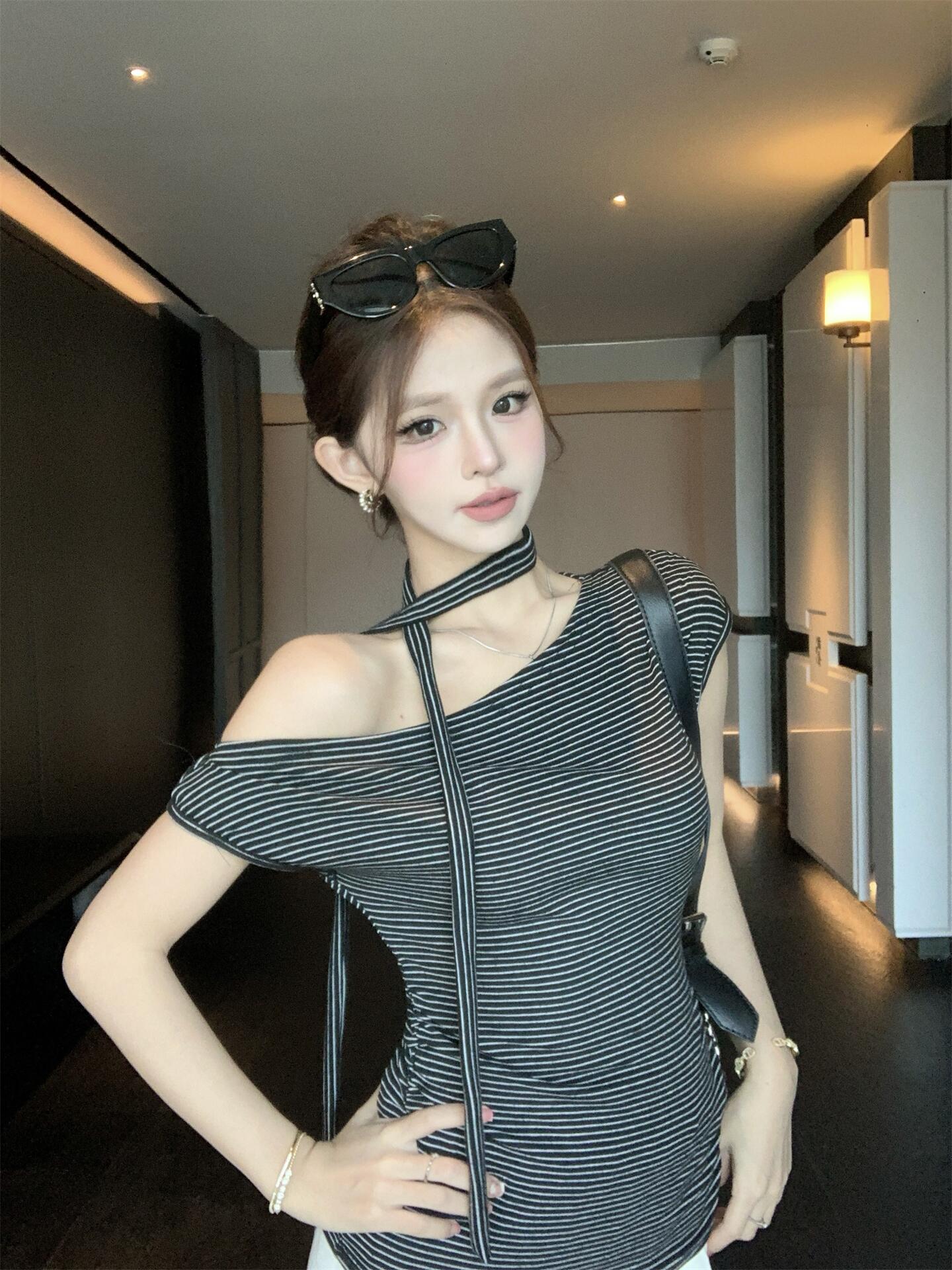 실사 정가 리본 스트라이프 비스듬한 어깨 둘 착용 티셔츠 여성 여름 디자인 센스 핫걸 몸매 가꾸기 허리 수축 다용도 맨위