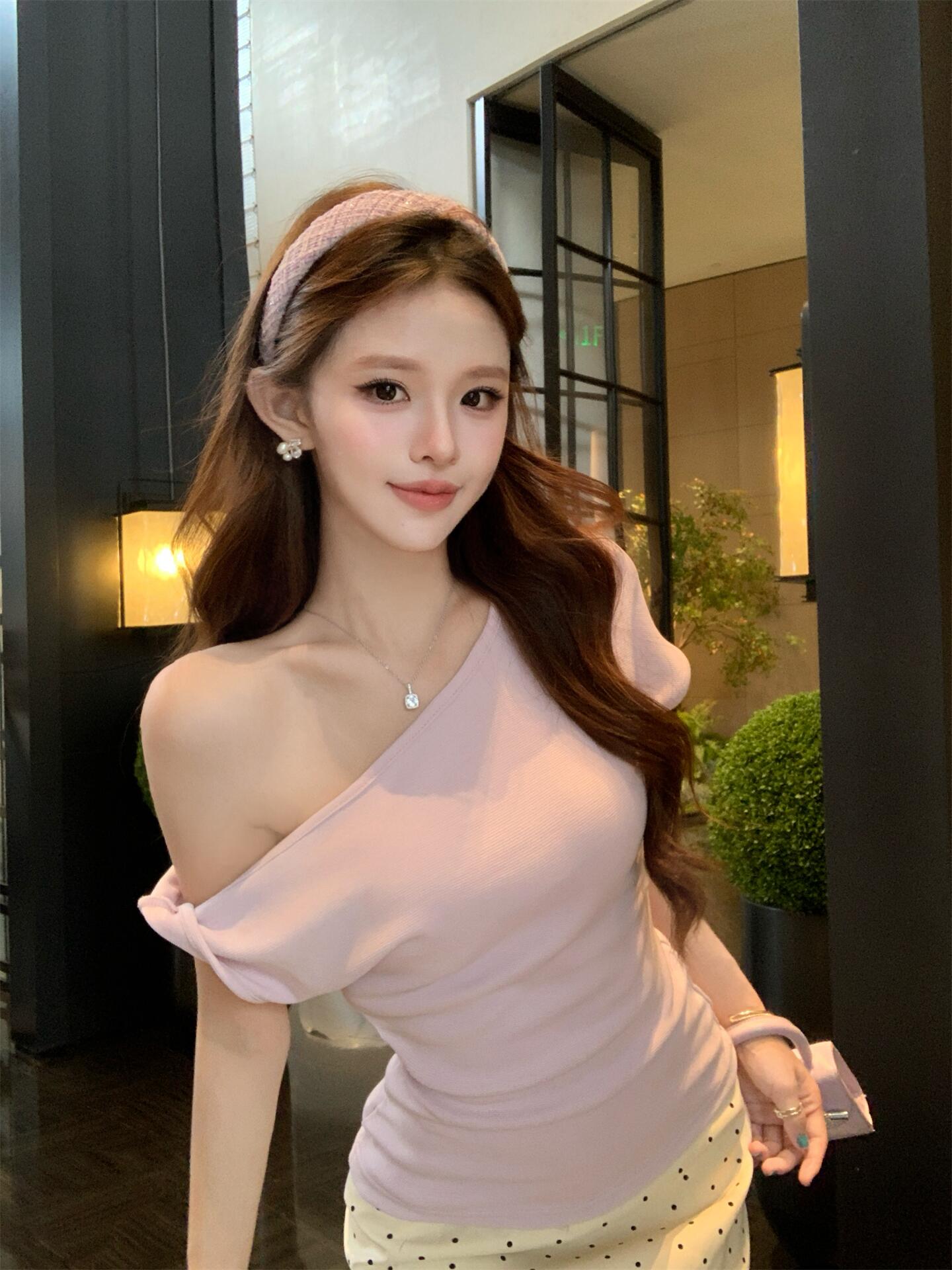 실사 정가 후아 남편 그리드 비스듬한 어깨 비틀림 티셔츠 여성 여름 디자인 센스 순수한 욕망 몸매 가꾸기 오프숄더 반팔 맨위