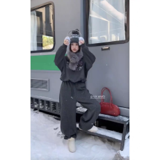 批发冬季韩版字母刺绣加绒卫衣松紧腰休闲裤两件<b class='q'>套装</b>女配围脖