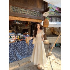 一颗甜桃yikett在逃公主长裙夏季气质度假风显瘦设计感白色连衣裙