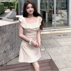 批发法式方领小飞袖波点<b class='q'>连衣裙</b>女夏季小个子收腰显瘦a字裙子气质短裙