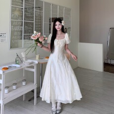 批发法式方领泡泡袖<b class='q'>连衣裙</b>女夏季高级感温柔风度假<b class='q'>镂空</b>长裙子