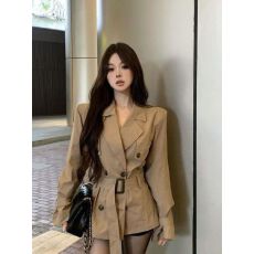 批发源头<b class='q'>工厂</b>来版定制—卡其色高级感女秋季收腰显瘦绝美双排扣短大衣