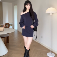 批发法式气质露肩宽松包臀裙女早秋新款设计感收腰显瘦斜肩长袖连衣裙