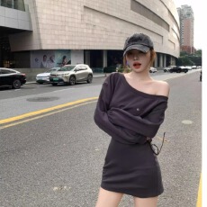 批发韩系斜肩长袖卫衣连衣裙子女秋冬新款设计感气质收腰显瘦露肩短裙