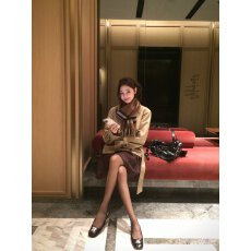 批发源头<b class='q'>工厂</b>来版定制—卡其色高级感英伦秋季新款收腰显瘦外穿上衣潮