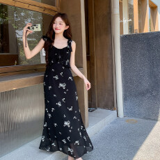 批发韩系无袖显身材<b class='q'>黑色</b>碎花连衣裙女新款法式温柔风收腰修身显瘦<b class='q'>长裙</b>