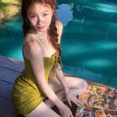 法式绿色吊带连衣裙女春夏季新款收腰显瘦性感度假风包臀短裙