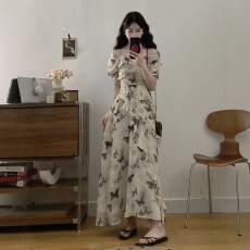 批发性感辣妹度假风碎花吊带连衣裙外搭<b class='q'>开衫</b>不规则荷叶边漂亮独特裙子